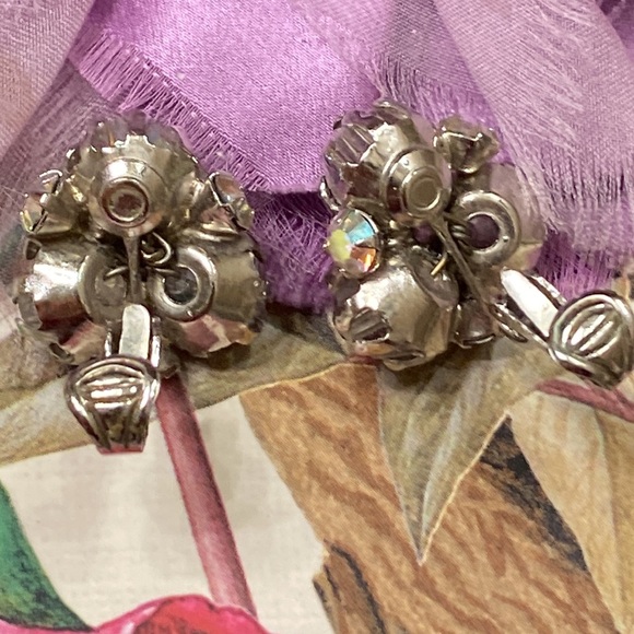 VOGUE iridescent crystal bead and rhinestone clip earrings 3/4” EUC - Picture 6 of 7